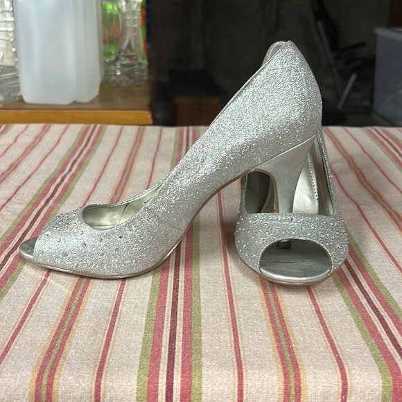 Style and Co silver sparkly open toe shoes size 7.5 - Picture 3 of 4